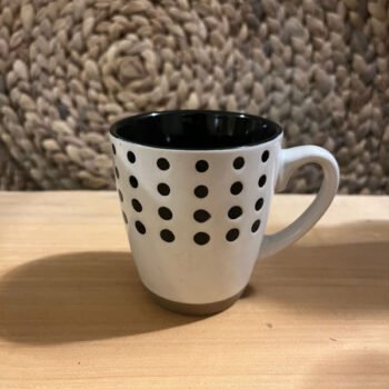 Mug / taza con asa de 236 ml en color blanco con lunares negros y base marron