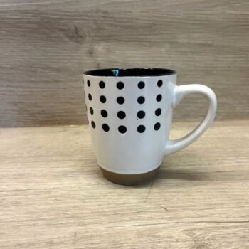 Mug / taza con asa de 354 ml en color blanco con lunares negros y base marron