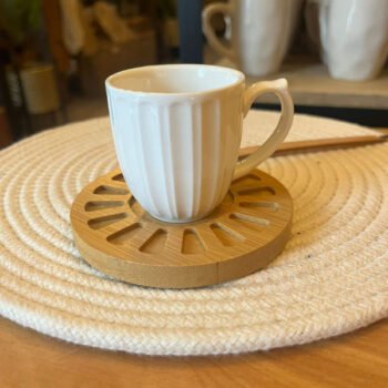 Set de 6 tazas de porcelana blanca rayada con plato de bamboo