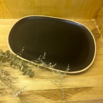 Plato playo Salad negro con borde natural de 29 x 21 cm