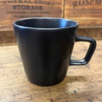 Taza mug recta de ceramica modelo Smith en negro satinado