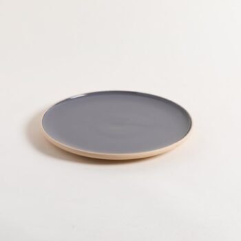 Plato playo de ceramica modelo Kamii color gris y beige de 27 cm
