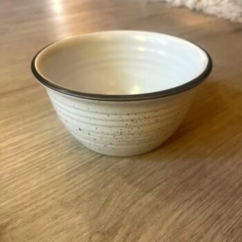 Bowl de ceramica blanca con granito y borde gris de 16 x 8 cm