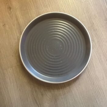 Plato playo de ceramica gris con granito y borde blanco de 26 cm