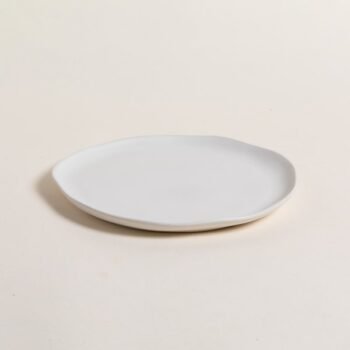 Plato playo de ceramica cream irregular modelo Gebze de 27 cm