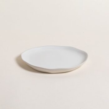 Plato de postres de ceramica cream irregular modelo Gebze de 21 cm