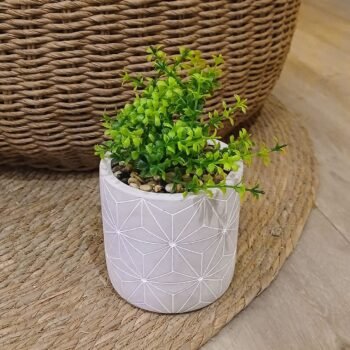 Maceta de cemento con lineas pintadas y planta artificial de 15 x 16 cm