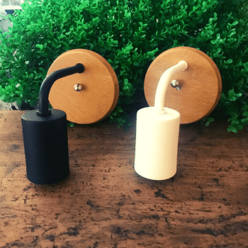 Aplique pared metal con Brazo curvo y base simil madera Modelo Imola (Brazo Negro o Blanco)