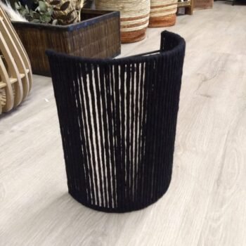 Aplique difusor de pared artesanal en hilos de polyester negro de 20 x 25 cm