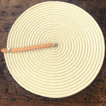 Plato de Sitio en Soga con aplique en Cuero 28 Cm Diam.