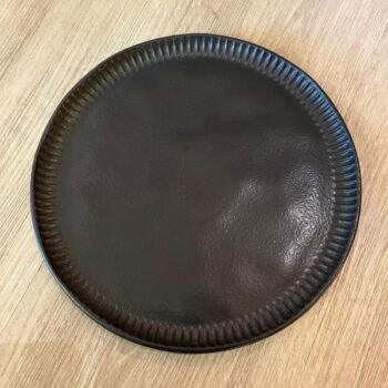 Plato playo de ceramica organica negro linea Runa de 27,5 cm