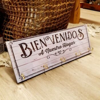 Porta llaves de madera con ganchos dorados y estampa bienvenidos de 35 x 13