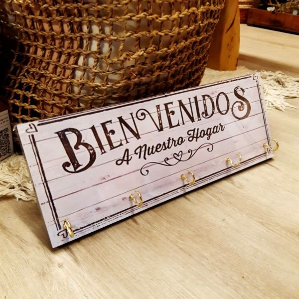 Porta llaves de madera con ganchos dorados y estampa bienvenidos de 35 x 13