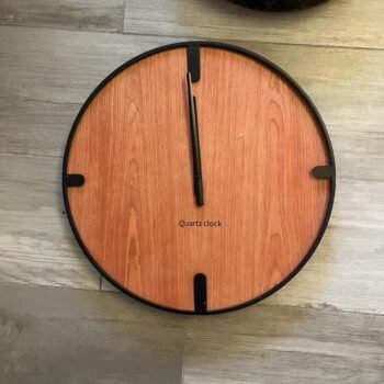 Reloj de pared de metal con base de madera estilo caoba 45 x 45 x 4,5 cm