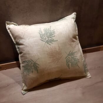 Almohadon de 40 x 40 cm estampado ramas de hojas verdes y beiges