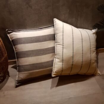 Almohadon de 40 x 40 cm estampado a rayas grises