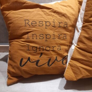 Almohadon de 40 x 40 cm canela estampado con frase motivadora
