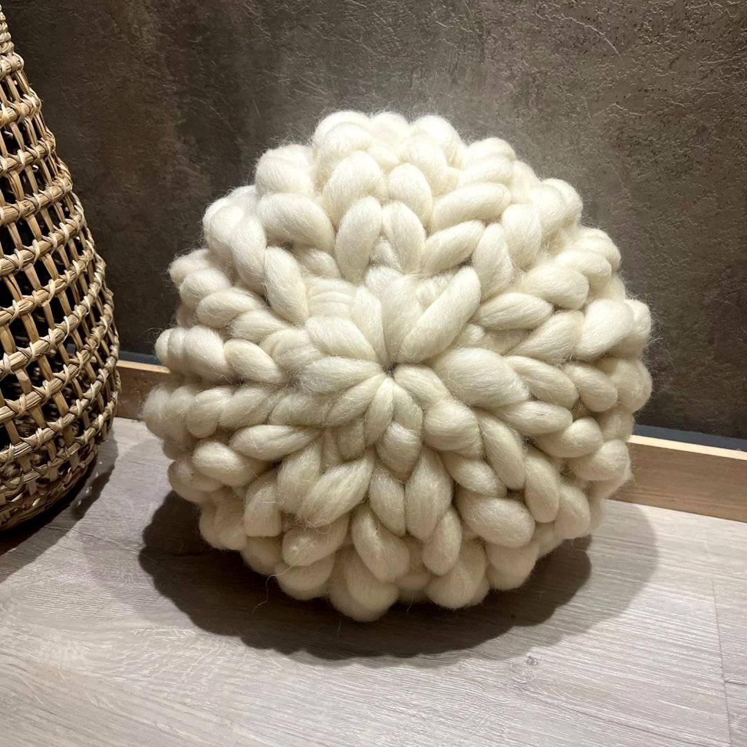Almohadón estilo nordico de lana merino crudo de 35 x 35 cm