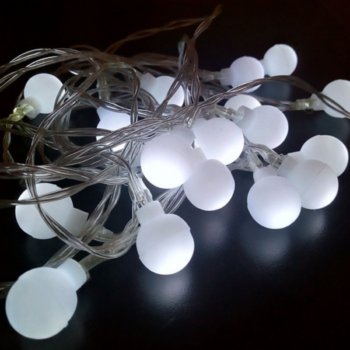 Guirnalda de bolitas opacas tono luz fria a pilas x 3 mts