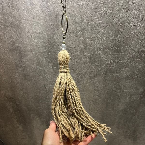 Borla sujeta cortina de hilos de yute natural con cairel y aro color bronce