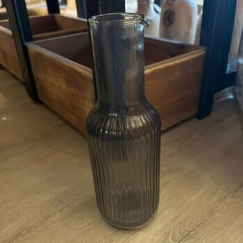 Botellon de vidrio labrado modelo Galapagos en tono gris de 850 ml