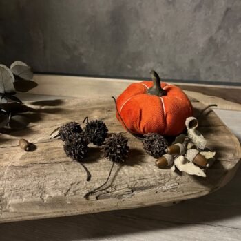 Calabaza de tela naranja con ramita de ceramica chica de 9,5 x 7 cm