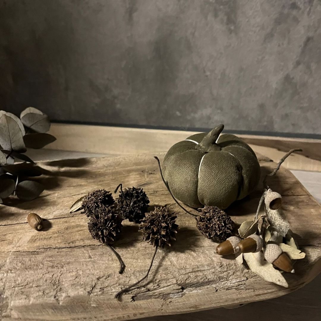 Calabaza de tela verde con ramita de ceramica chica de 9,5 x 7 cm