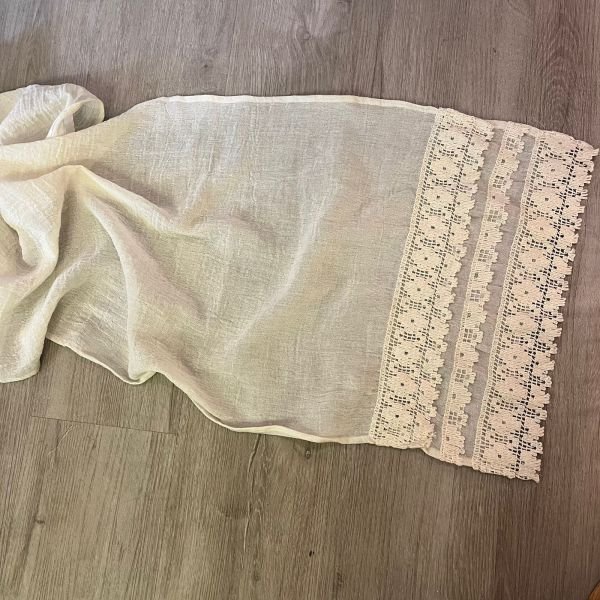 Camino rustico de liencillo natural con puntillas de 180 x 50 cm