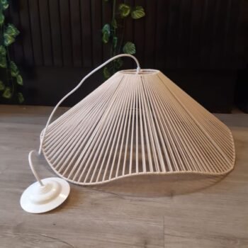 Colgante artesanal modelo Capelina de poliester natural de 70 x 26 cm