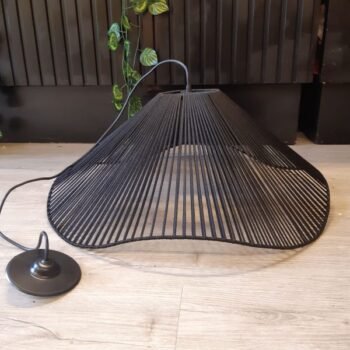 Colgante artesanal modelo Capelina de poliester negro de 70 x 26 cm