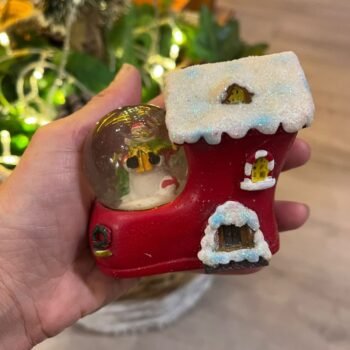 Casita bota de cerámica con esfera de nieve estilo navideño de 9 x 7 cm