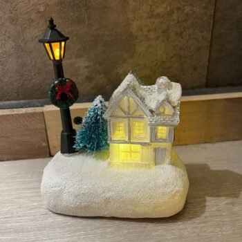 Casita nevada y farol de navidad con luz a pila de 10 x 12 cm