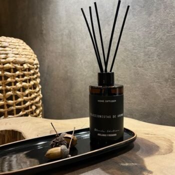 Difusor con varillas de rattan negra de Avellanas & Pistacho 250 ml