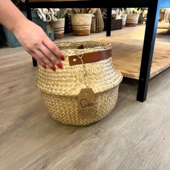 Cesta chica con manijas de cuero en seagrass estilo vietnamita de 25 x 25 cm