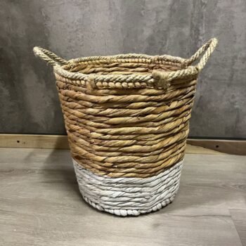 Canasto con asas de fibras naturales base blanca mediano de 30 x 30 cm