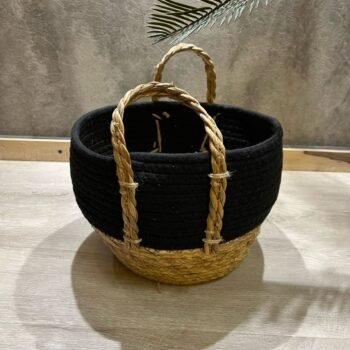 Canasto con asas de fibras naturales combinado con negro chico de 26 x 19 cm