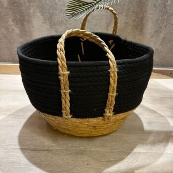 Canasto con asas de fibras naturales combinado con negro mediano de 30 x 25 cm