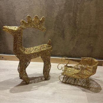 Adorno navideño ciervo con trineo de alambre dorado con glitter de 35 x 50 cm