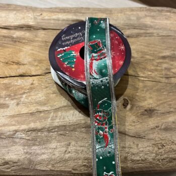 Cinta de razo navideña estampada base verde de 2,5 cm x rollo de 2 mts