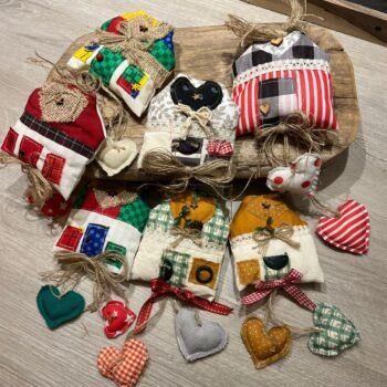 Adorno navideño colgante casita de telas en varias combinaciones