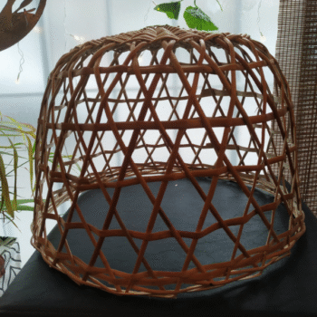 Colgante artesanal de mimbre calado mediano modelo Sven de 40 x 30 cm