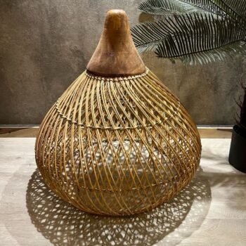Colgante artesanal Fuji de Ratan con base de madera de 50 x 50 cm