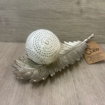 Esfera de resina blanca decorativa petalos calados de 7,5 cm