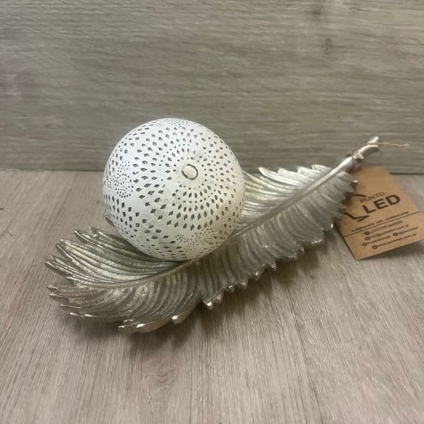 Esfera de resina blanca decorativa petalos calados de 7,5 cm