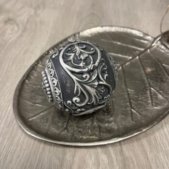 Esfera de resina decorativa gris floral de 7,5 cm