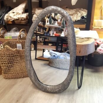 Espejo de pared irregular ovalado de metal labrado de 45 x 60 cm