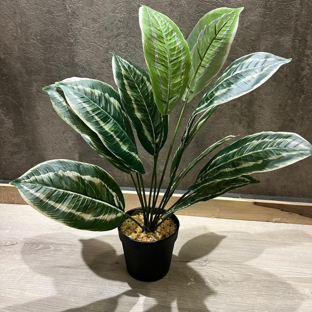 Planta con hojas grandes artificiales de 20 x 40 cm en maceta negra