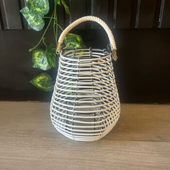 Fanal de metal negro con sogas blancas y posa vela de vidrio