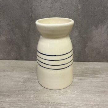 Florero de ceramica artesanal con carita y lineas pintadas a mano de 10 x 16 cm