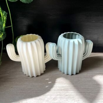 Florero de PVC geometrico cactus en gris o blanco de 11 x 7 x 14 cm